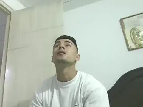 Snapshot of Danifornari chatting on December 5, 7:40 pm Danifornari online show from December 5, 7:40 pm