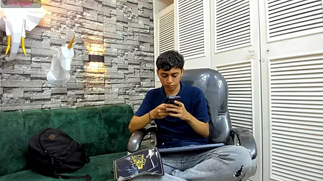 DamiBright online show from December 5, 6:59 pm