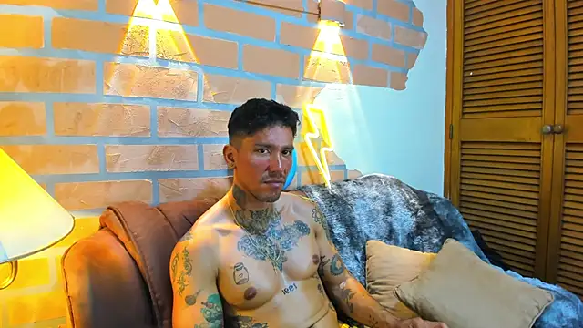 Snapshot of Dylanstonne chatting on March 11, 11:48 pm Dylanstonne online show from March 11, 11:48 pm