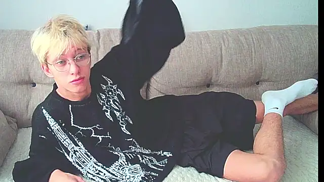 Snapshot of Ostin_meow chatting on December 9, 8:22 am Ostin meow online show from December 9, 8:22 am