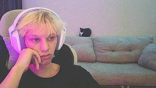 Snapshot of Ostin_meow chatting on December 23, 6:27 pm Ostin meow online show from December 23, 6:27 pm