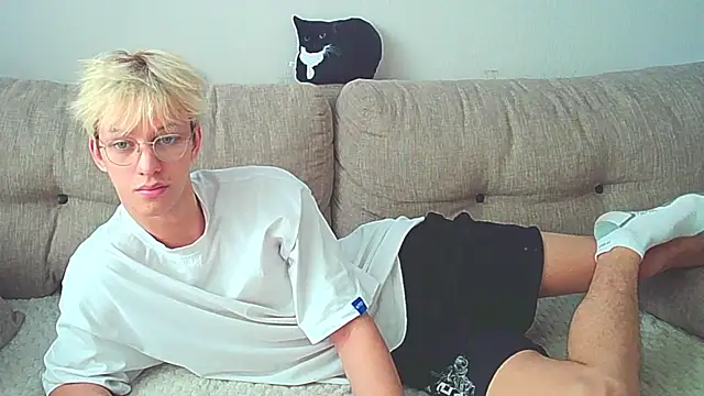 Snapshot of Ostin_meow chatting on December 7, 7:38 am Ostin meow online show from December 7, 7:38 am