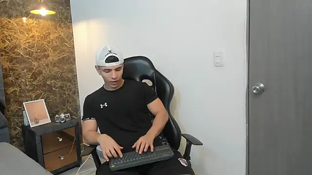 Flynn Riider online show from December 18, 11:24 am