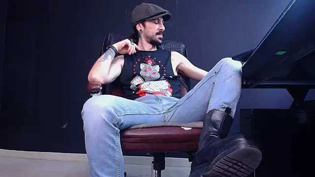 Snapshot of AxelColton chatting on October 18, 10:31 am AxelColton online show from October 18, 10:31 am