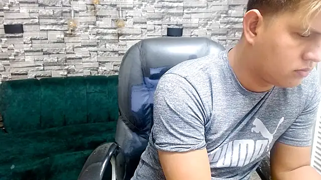 Warning Boy online show from December 28, 12:04 am