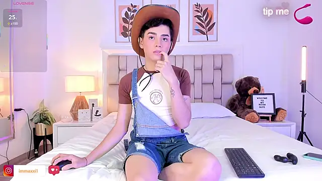 Snapshot of Maxi_little chatting on September 10, 4:49 pm Maxi little online show from September 10, 4:49 pm