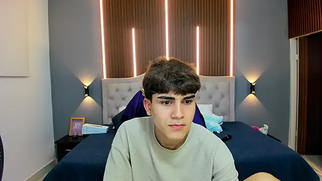 Snapshot of Tommy18__ chatting on October 18, 4:17 am Tommy18 online show from October 18, 4:17 am