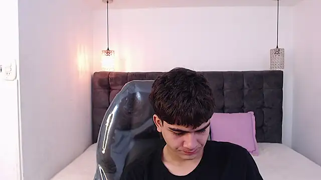 Snapshot of Tommy18__ chatting on January 10, 1:31 pm Tommy18 online show from January 10, 1:31 pm