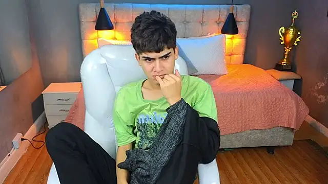Snapshot of Tommy18__ chatting on March 12, 7:13 am Tommy18 online show from March 12, 7:13 am