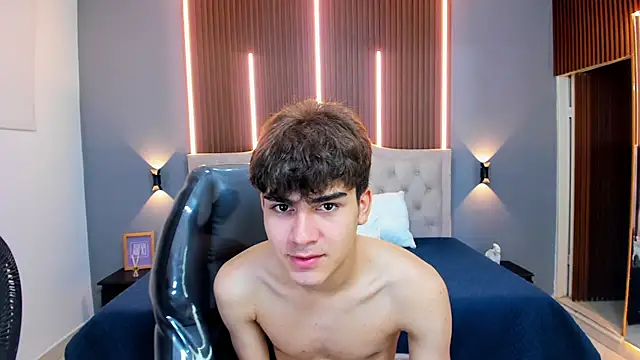 Snapshot of Tommy18__ chatting on September 18, 3:41 am Tommy18 online show from September 18, 3:41 am