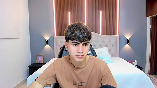 Tommy18   online show from October 15, 3:47 am