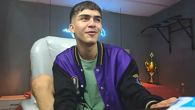 Snapshot of Tommy18__ chatting on February 11, 6:19 am Tommy18 online show from February 11, 6:19 am