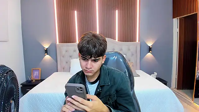 Snapshot of Tommy18__ chatting on September 9, 3:39 am Tommy18 online show from September 9, 3:39 am