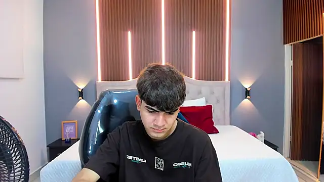 Snapshot of Tommy18__ chatting on October 16, 3:58 am Tommy18 online show from October 16, 3:58 am