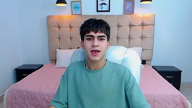 Snapshot of Tommy18__ chatting on January 14, 6:02 am Tommy18 online show from January 14, 6:02 am