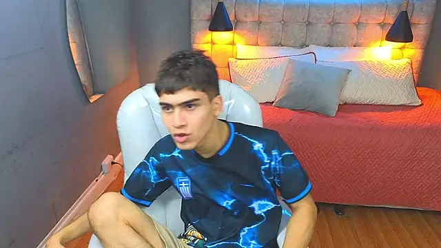 Snapshot of Tommy18__ chatting on February 21, 6:40 am Tommy18 online show from February 21, 6:40 am