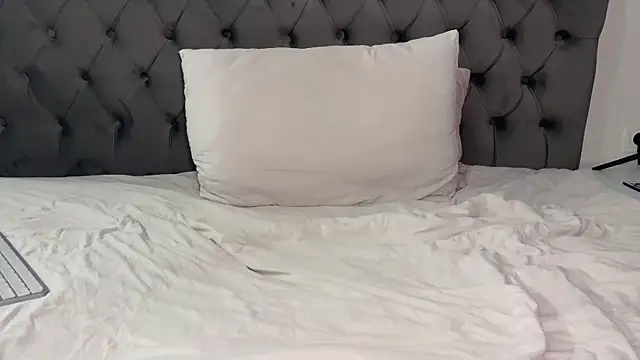 max shy online show from April 4, 4:15 pm