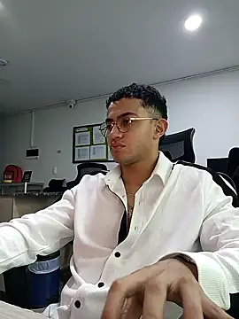 Snapshot of Thonny-becker chatting on February 22, 10:48 pm Thonny-becker online show from February 22, 10:48 pm