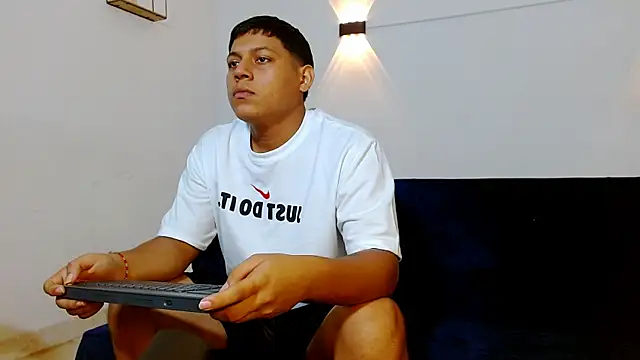 Tylerdrdn online show from October 30, 9:27 pm