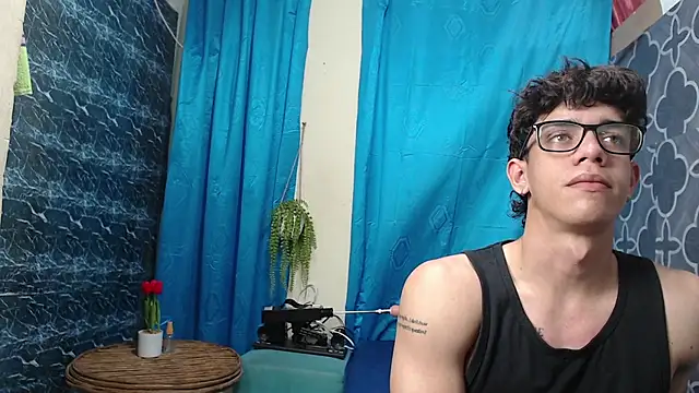 Snapshot of HENRY_SENNI chatting on March 16, 8:11 pm HENRY SENNI online show from March 16, 8:11 pm