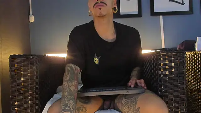 Snapshot of kaletattoo chatting on October 10, 12:43 pm kaletattoo online show from October 10, 12:43 pm