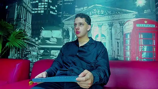 Snapshot of Thomas_May4rs chatting on January 29, 5:45 pm Thomas May4rs online show from January 29, 5:45 pm