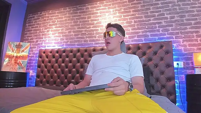 Snapshot of Thomas_May4rs chatting on February 21, 4:18 am Thomas May4rs online show from February 21, 4:18 am