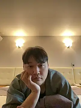 Snapshot of offwhite777 chatting on February 19, 8:22 am offwhite777 online show from February 19, 8:22 am