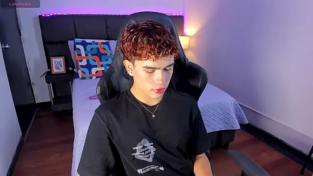 Aiiden 15 online show from December 3, 1:28 pm