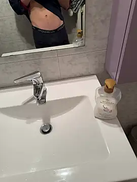 Manuhot001 online show from February 14, 6:12 am