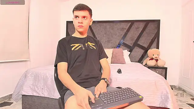 JacobRoberts1 online show from March 17, 4:29 am