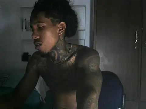 Snapshot of LaurentBrown chatting on October 31, 4:58 am LaurentBrown online show from October 31, 4:58 am