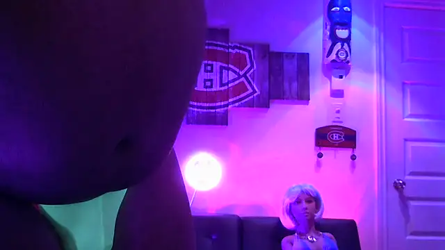 Snapshot of MickDollz chatting on February 24, 11:10 am MickDollz online show from February 24, 11:10 am