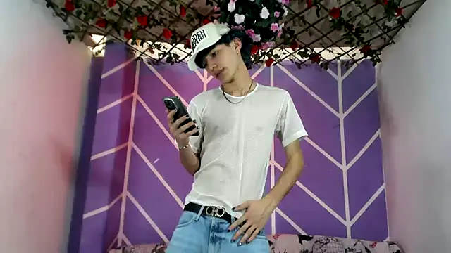 Maxxi hot23 online show from September 25, 7:35 pm