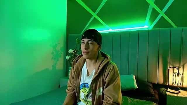 Snapshot of Andrew_Wolff chatting on October 29, 2:25 am Andrew Wolff online show from October 29, 2:25 am