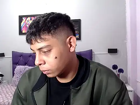 Snapshot of Alejandroo_22 chatting on October 24, 1:02 pm Alejandroo 22 online show from October 24, 1:02 pm