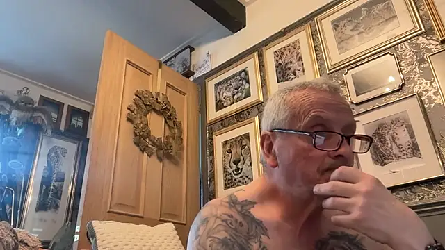 poggles online show from February 9, 4:00 pm