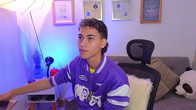 yulian vasquez online show from November 7, 1:14 pm