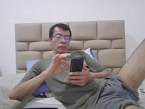 Snapshot of skinnylatino51 chatting on September 25, 12:31 am skinnylatino51 online show from September 25, 12:31 am
