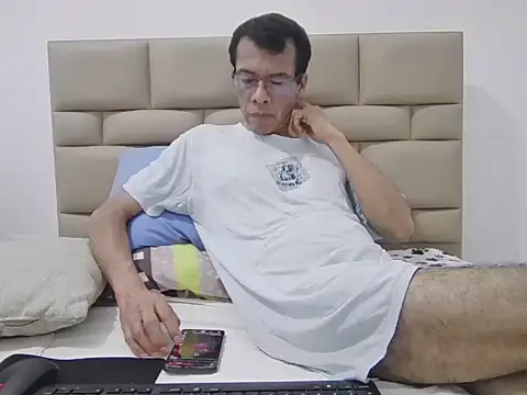 Snapshot of skinnylatino51 chatting on September 21, 12:22 am skinnylatino51 online show from September 21, 12:22 am
