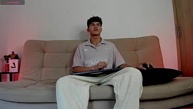 2Amateur Guys online show from November 6, 10:24 pm