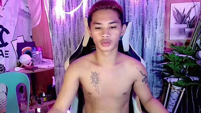 Snapshot of asianhardcock25 chatting on October 19, 11:35 am asianhardcock25 online show from October 19, 11:35 am