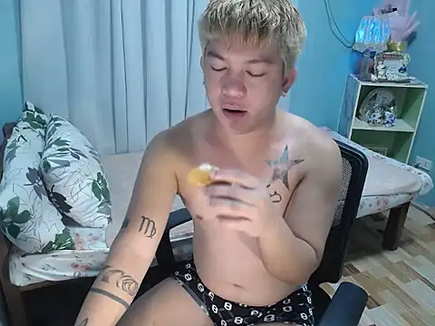 Snapshot of Fuckboii_intown chatting on October 9, 1:21 am Fuckboii intown online show from October 9, 1:21 am