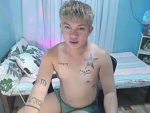Snapshot of Fuckboii_intown chatting on October 3, 9:25 am Fuckboii intown online show from October 3, 9:25 am