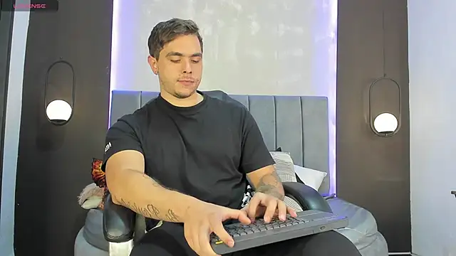 Snapshot of Liam_walk_ chatting on October 20, 9:08 pm Liam walk online show from October 20, 9:08 pm