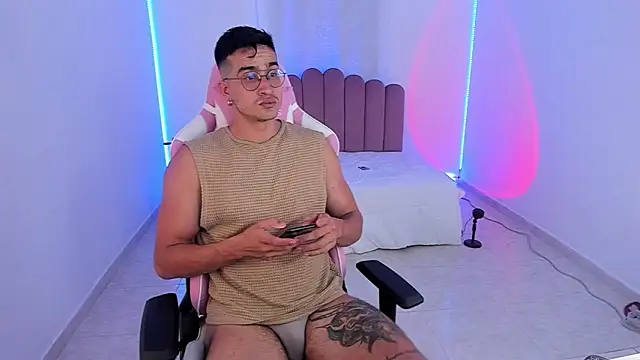 Snapshot of CamCumBoy chatting on October 20, 7:12 am CamCumBoy online show from October 20, 7:12 am