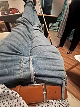 YoHaNdIsCrEt online show from December 4, 9:55 pm