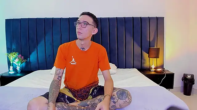 dominik thompson777 online show from September 20, 3:39 am