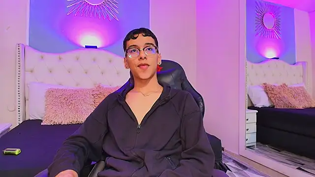 Snapshot of Aiden_Royce chatting on September 22, 5:18 am Aiden Royce online show from September 22, 5:18 am