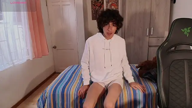 Nude Boy18 online show from January 14, 9:18 pm